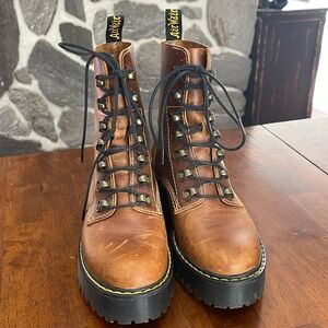 Dr. Martens Leona in size 6
